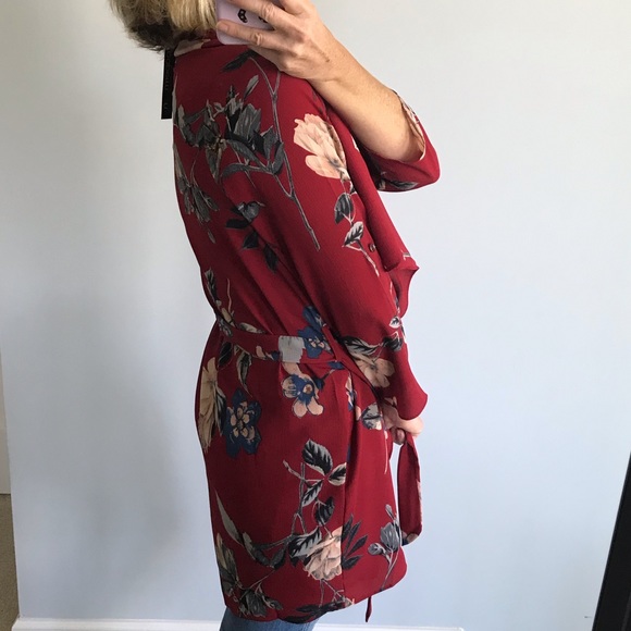 SIZE SMALL Red Floral Kimono - Picture 6 of 7